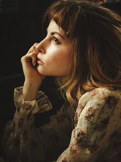 女人用右手摸下巴