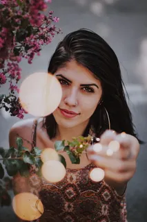 直指前方的女人