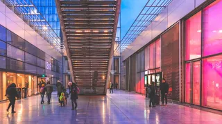 人们在建筑物之间的走廊上行走