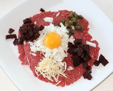 鞑靼、牛肉、蛋黄、生蛋黄、马槟榔、佩伯罗斯、刨花、甜菜根 鞑靼、牛肉、蛋黄、生蛋黄、马槟榔、佩伯罗斯、刨花、甜菜根