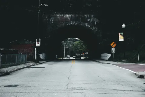 汽车、超车、隧道、场所、车辆、交通、道路、标志 汽车、超车、隧道、场所、车辆、交通、道路、标志