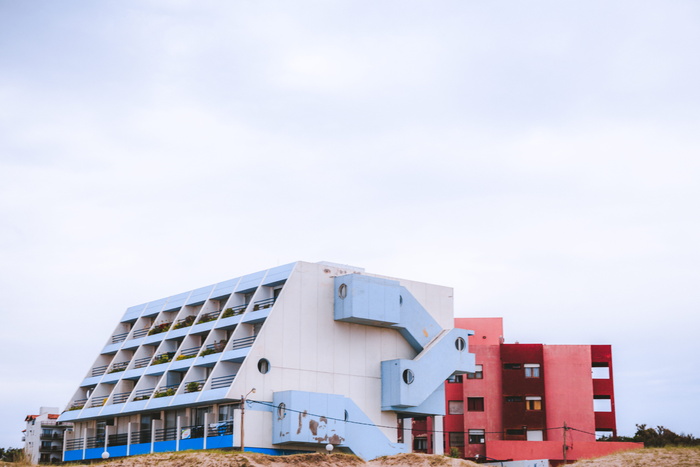 白色和红色混凝土建筑摄影