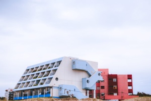 白色和红色混凝土建筑摄影