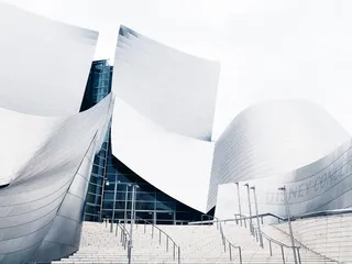 白天有楼梯的建筑物