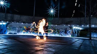 奥地利，因斯布鲁克，克里斯维尔·奥林匹亚，女人，女孩，涂鸦，枪声，灯光