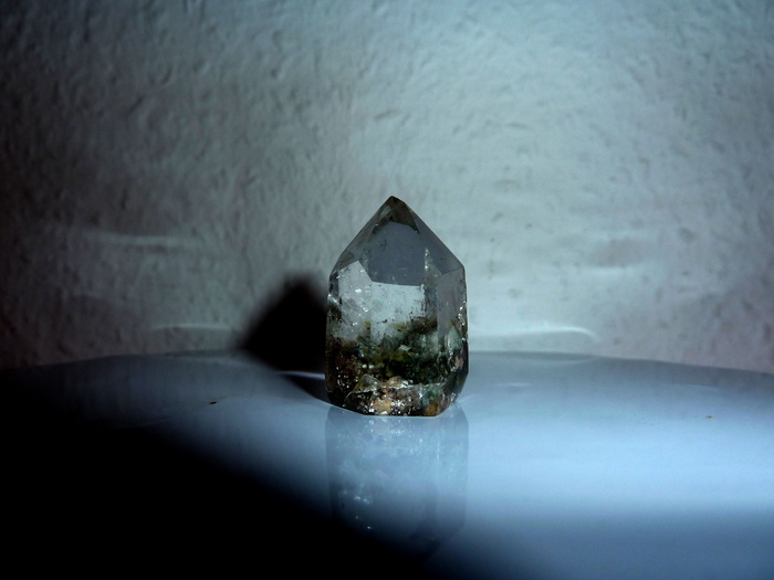 水晶，玻璃状，神秘世界，宝石顶部，清澈到白色，透明，半透明，微光