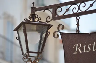 灯, 阿尔贝罗贝洛, 标志, 金属, 文本, 专注于前景, 挂, 通讯