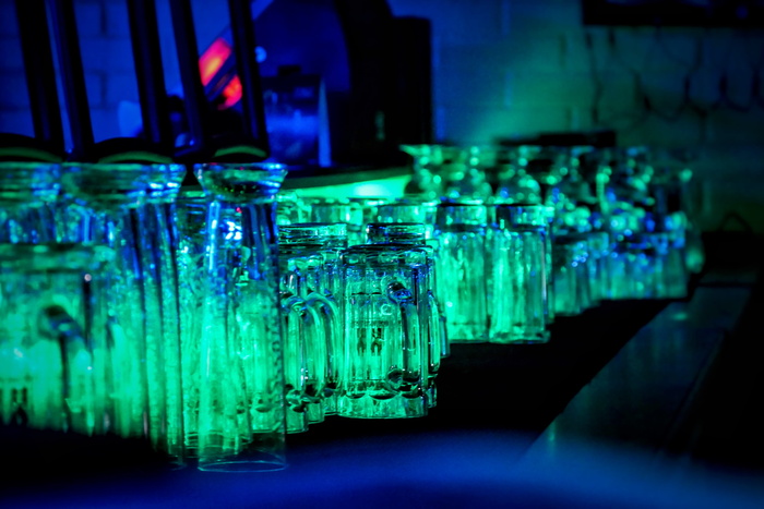 桌子上的绿色半透明玻璃