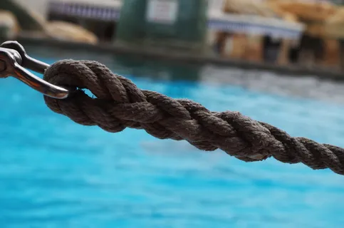 游泳池、水、禁令、绳索、关注前景、力量、白天、特写 游泳池、水、禁令、绳索、关注前景、力量、白天、特写