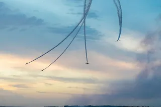 照片，蓝色，白色，天空，四架飞机，烟雾，金色