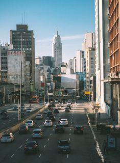 中高层建筑之间街道上的汽车