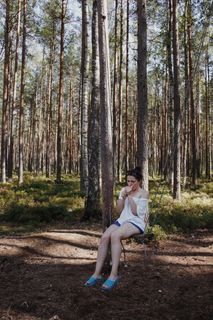 女子坐在秋千上的照片