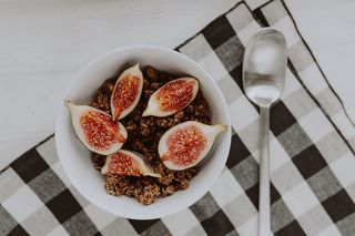 一碗松脆的格兰诺拉麦片和无花果