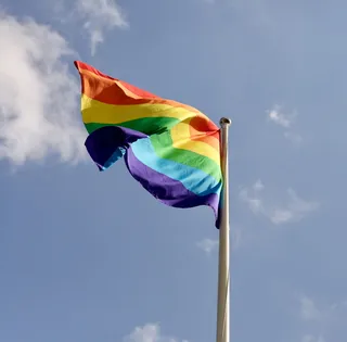 浅，聚焦摄影，lgbt旗帜，白色，钢杆，旗帜，骄傲，lgbt运动