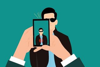 一位智能手机用户为一名男子拍照的插图。