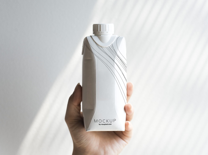 拿着模型瓶的人