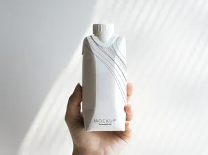 拿着模型瓶的人