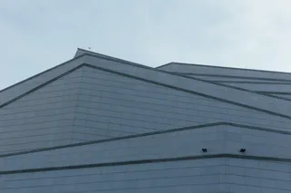 蓝天下的灰白混凝土建筑