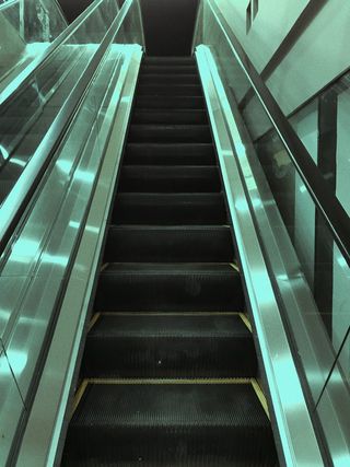 楼梯、台阶和楼梯、楼梯、建筑、栏杆、便利、前进的道路、方向