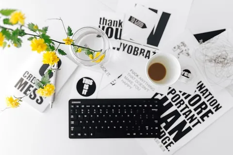 女性用手在远程无线电脑键盘上打字