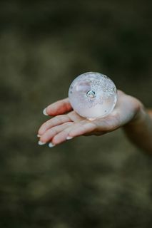 拿着小水晶球的女人