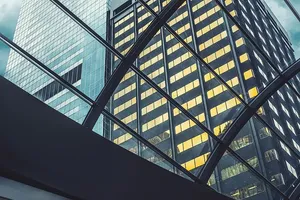 城市建筑物和窗户在微光下