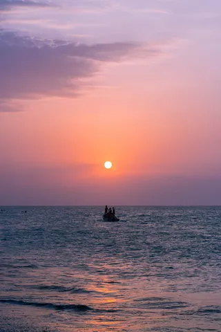 日出时船上的人