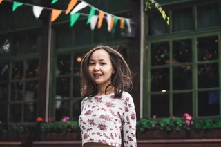 白天站在五彩旗下微笑的女人