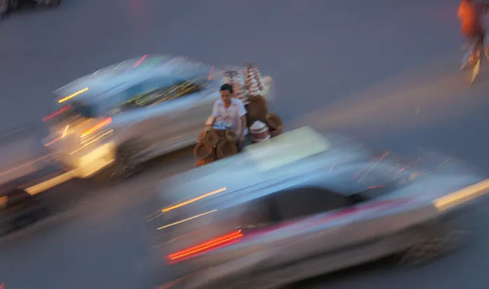 越南，河内，河内交通，自行车，人，交通，十字路口，运动