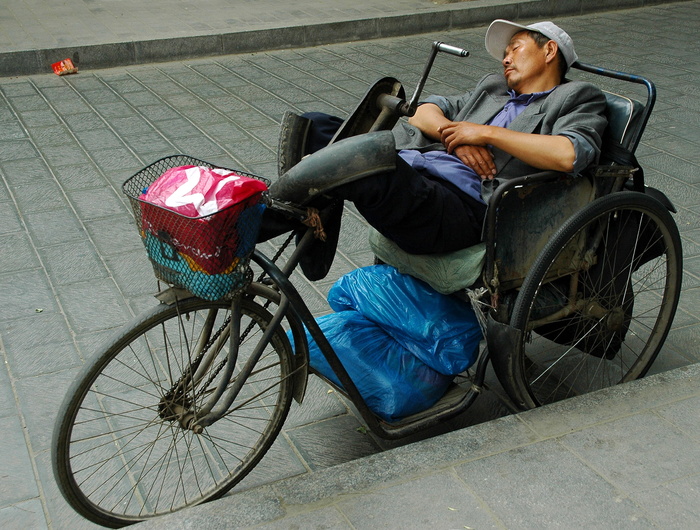 男人、骑行、成人三轮车、睡眠、中国、自行车、街道、人