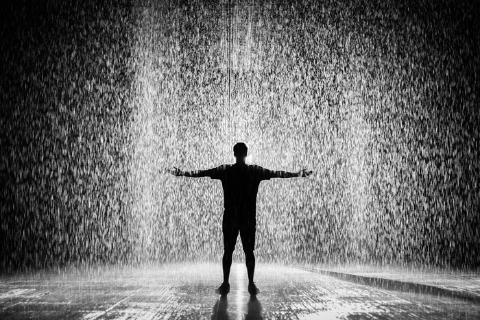 站在雨中的人的剪影和灰度摄影