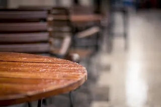 餐厅，餐桌，雨，湿，雨，食物和饮料，食物，生意