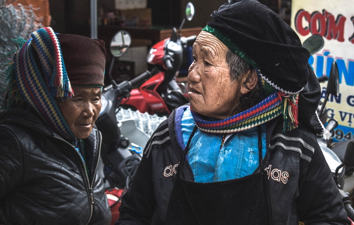 两个女人站着，人，人，人，越南，人群，Thaánh phố 哈江，老妇人