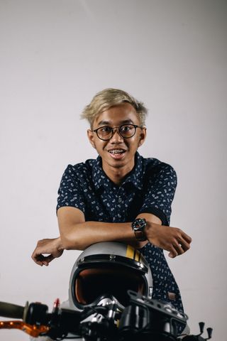 灰色头盔上的男人手臂