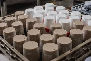 白色和灰色塑料容器的浅聚焦照片