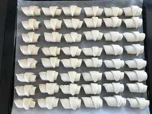 猪在毯子里，食物，白色，室内，没有人，排成一排，白色，顺序