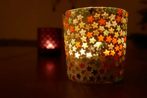 桌子、星星、蜡烛、灯光、照明、室内、无人、特写