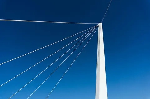 白色,杆子,灰色,弦,蓝色,天空,混凝土,塔 白色,杆子,灰色,弦,蓝色,天空,混凝土,塔