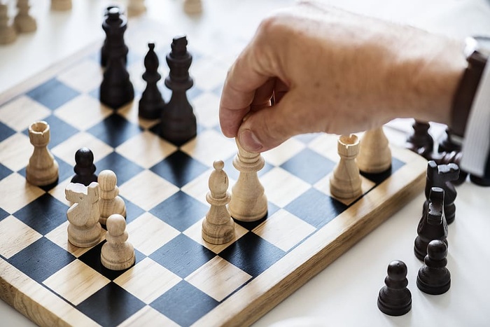 拿着皇后棋子的人