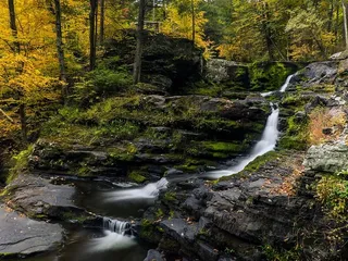 从上瀑布的顶部看，工厂瀑布是宾夕法尼亚州丁曼斯渡口乔治·W·奇尔德娱乐场的三个主要瀑布之一，位于特拉华水沟国家娱乐区内。