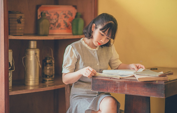 短发女子读书照片