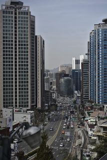 建筑物之间高速公路上汽车的高角度摄影