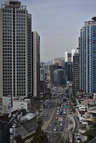 建筑物之间高速公路上汽车的高角度摄影