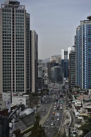 建筑物之间高速公路上汽车的高角度摄影