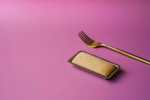 蛋糕旁的棕色叉子 蛋糕旁的棕色叉子