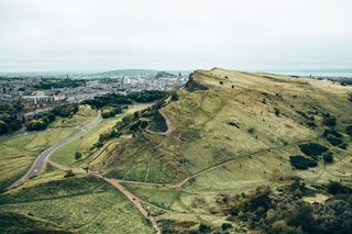 不断发展的城市和弯弯曲曲的道路造就的青山
