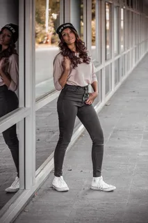 站在玻璃墙附近的女人 站在玻璃墙附近的女人