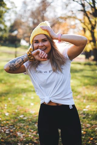 戴针织帽的女士