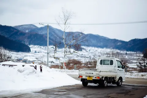 白色,送货车,旁边,雪,山,高地,冬天,天空 白色,送货车,旁边,雪,山,高地,冬天,天空