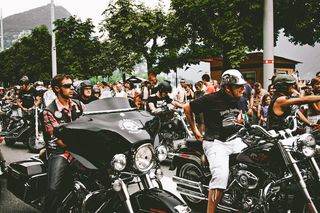 人们在街上骑摩托车的照片